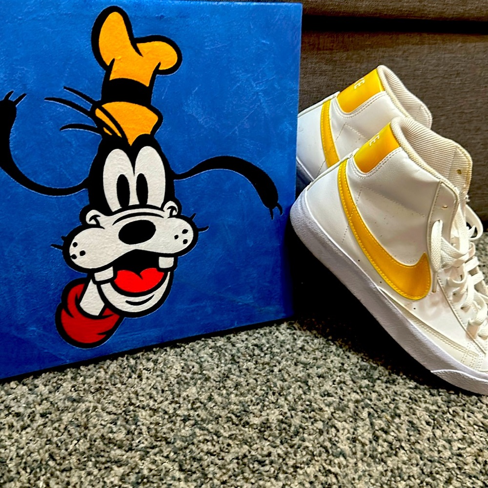 Nike big kids size 7 lightly worn in good condition